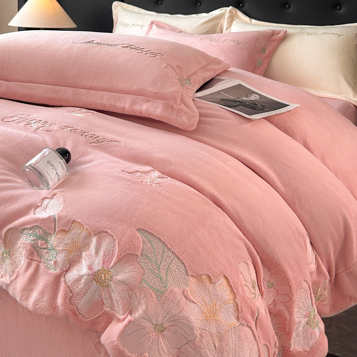 91家纺网 家纺一手货源 找家纺 恋绒家纺 2025新款牛奶绒刺绣四件套-花舞 嫩玉粉