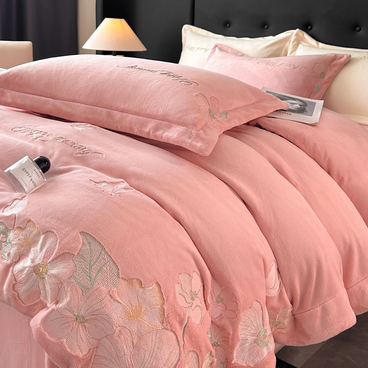 91家纺网 家纺一手货源 找家纺 恋绒家纺 2025新款牛奶绒刺绣四件套-花舞 嫩玉粉