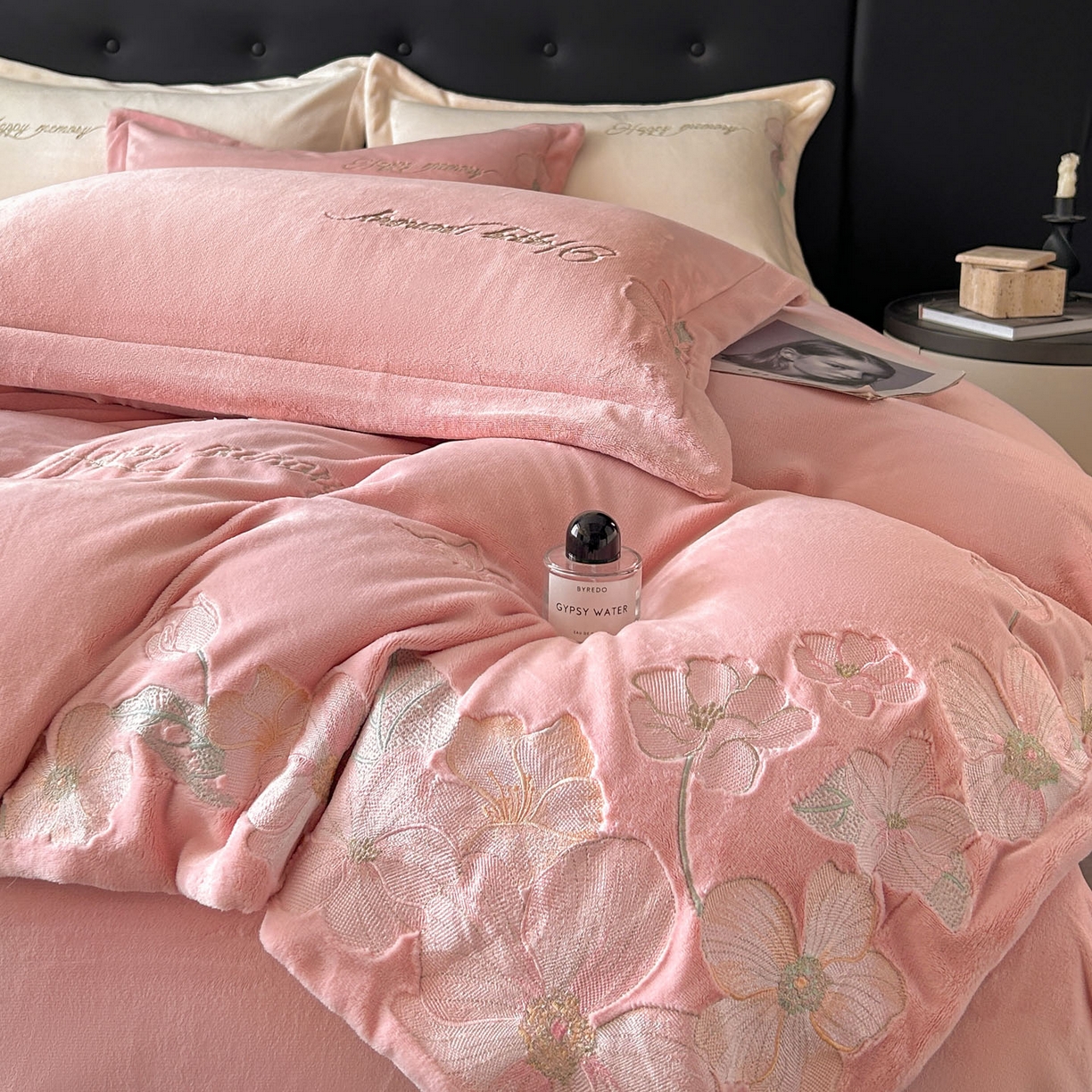 91家纺网 家纺一手货源 找家纺 恋绒家纺 2025新款牛奶绒刺绣四件套-花舞 嫩玉粉