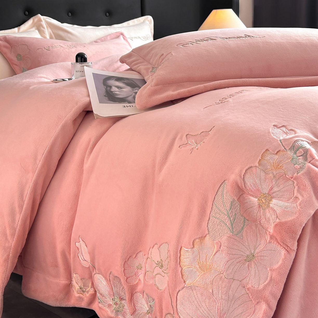 91家纺网 家纺一手货源 找家纺 恋绒家纺 2025新款牛奶绒刺绣四件套-花舞 嫩玉粉