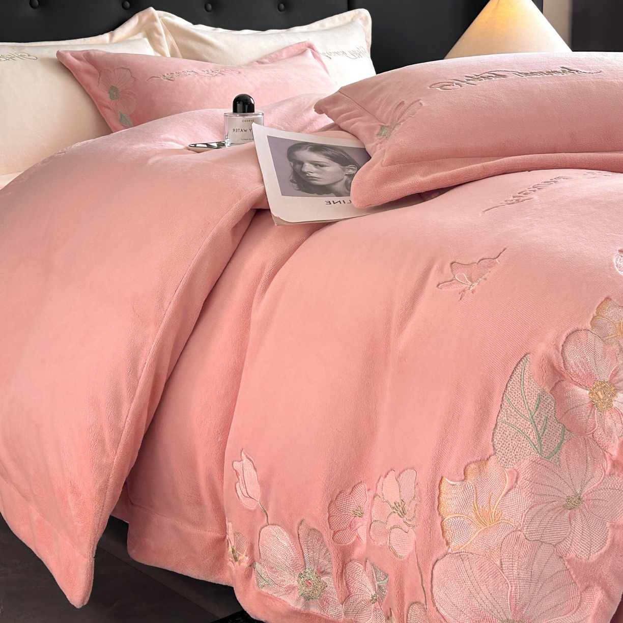 91家纺网 家纺一手货源 找家纺 恋绒家纺 2025新款牛奶绒刺绣四件套-花舞 嫩玉粉