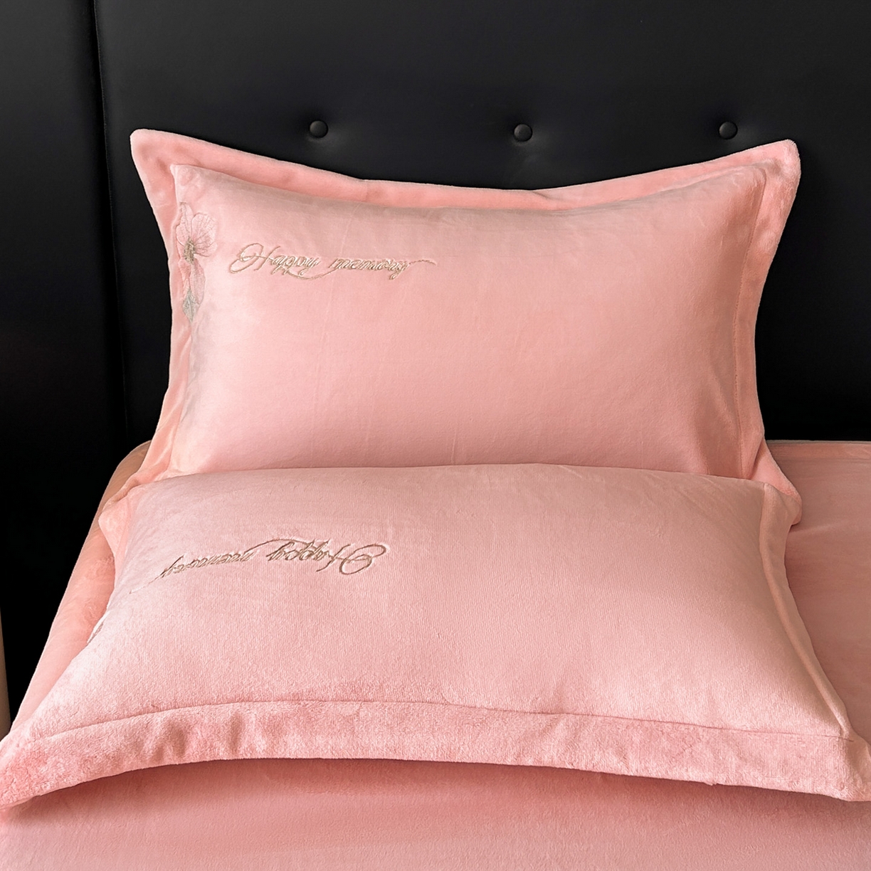 91家纺网 家纺一手货源 找家纺 恋绒家纺 2025新款牛奶绒刺绣四件套-花舞 嫩玉粉