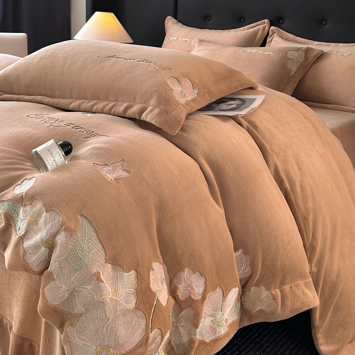 恋绒家纺 2025新款牛奶绒刺绣四件套-花舞 轻奢咖