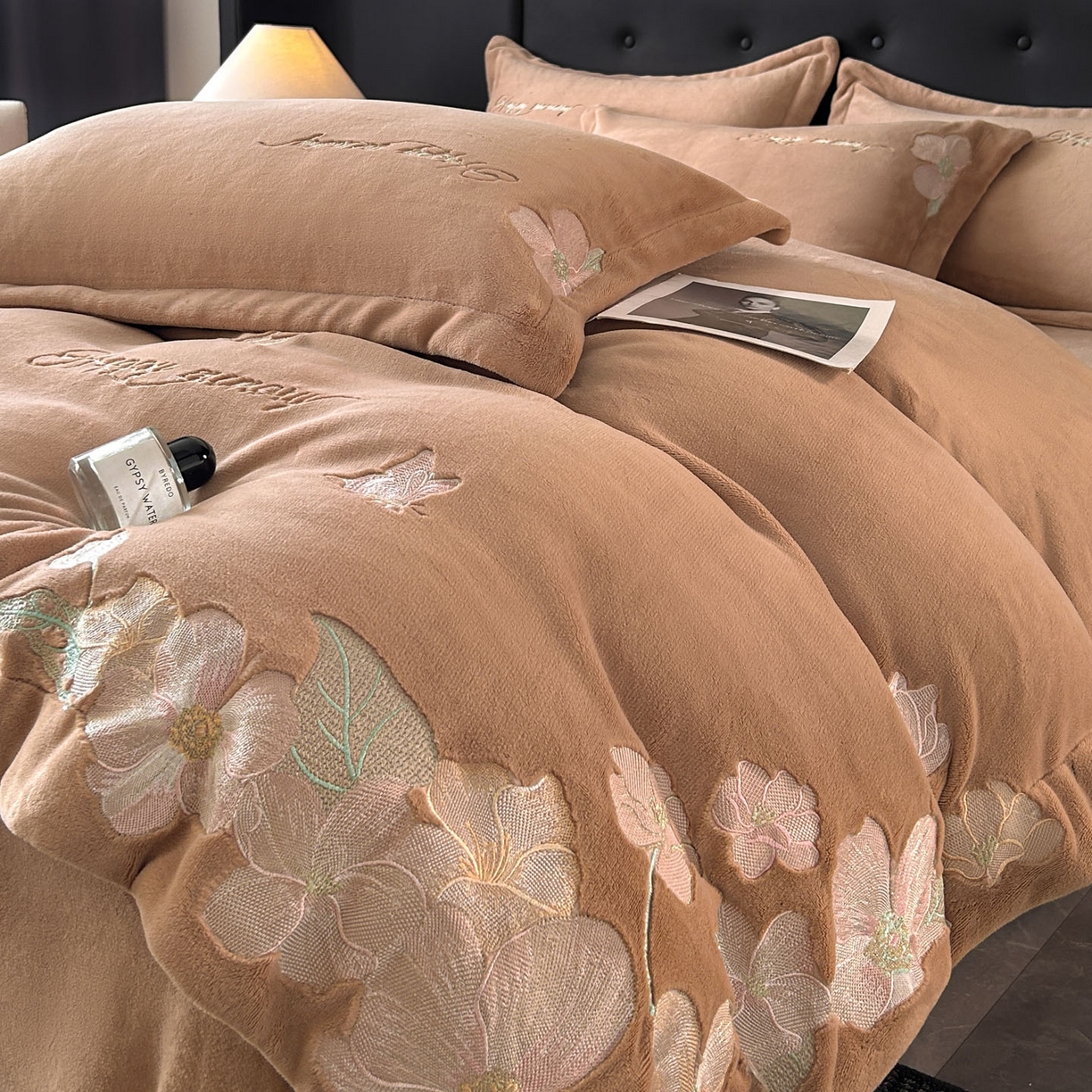 91家纺网 家纺一手货源 找家纺 恋绒家纺 2025新款牛奶绒刺绣四件套-花舞 轻奢咖