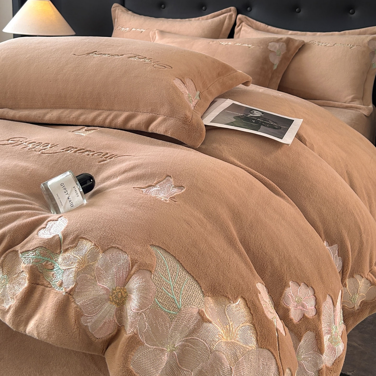 91家纺网 家纺一手货源 找家纺 恋绒家纺 2025新款牛奶绒刺绣四件套-花舞 轻奢咖