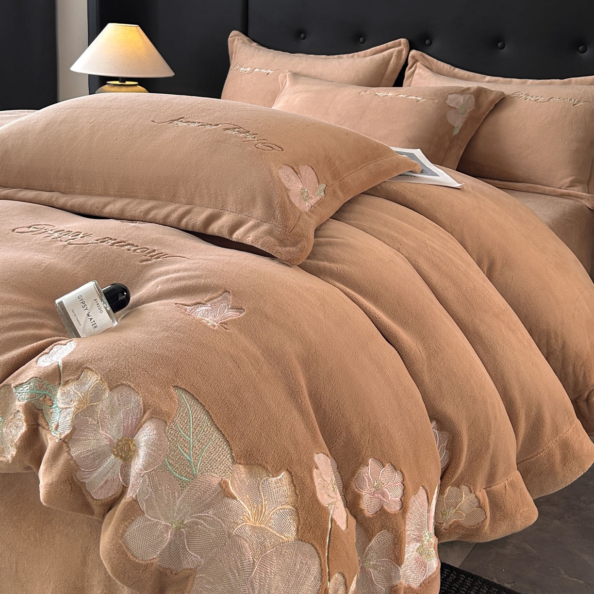 91家纺网 家纺一手货源 找家纺 恋绒家纺 2025新款牛奶绒刺绣四件套-花舞 轻奢咖