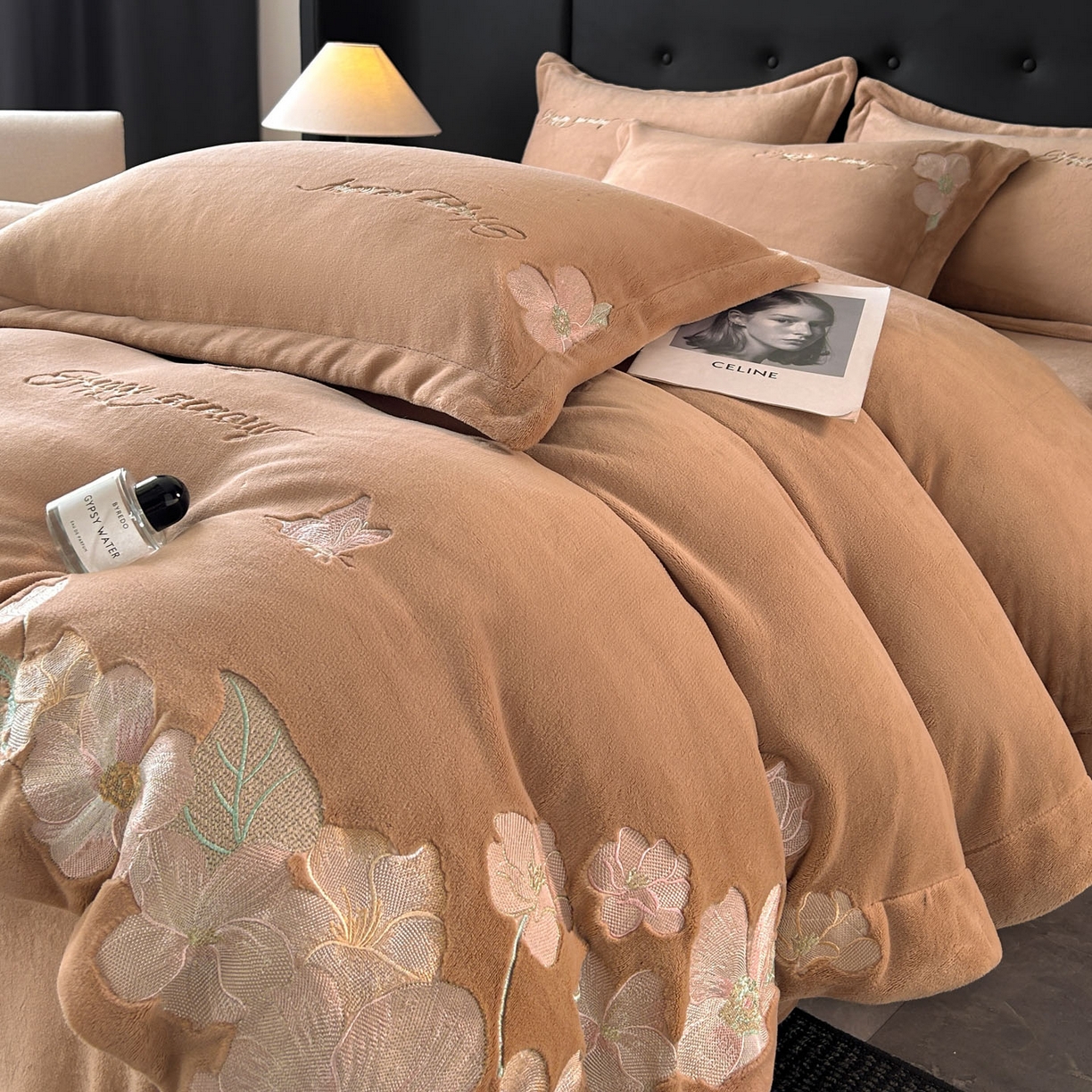 91家纺网 家纺一手货源 找家纺 恋绒家纺 2025新款牛奶绒刺绣四件套-花舞 轻奢咖