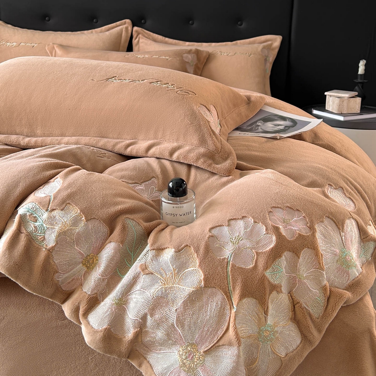 91家纺网 家纺一手货源 找家纺 恋绒家纺 2025新款牛奶绒刺绣四件套-花舞 轻奢咖