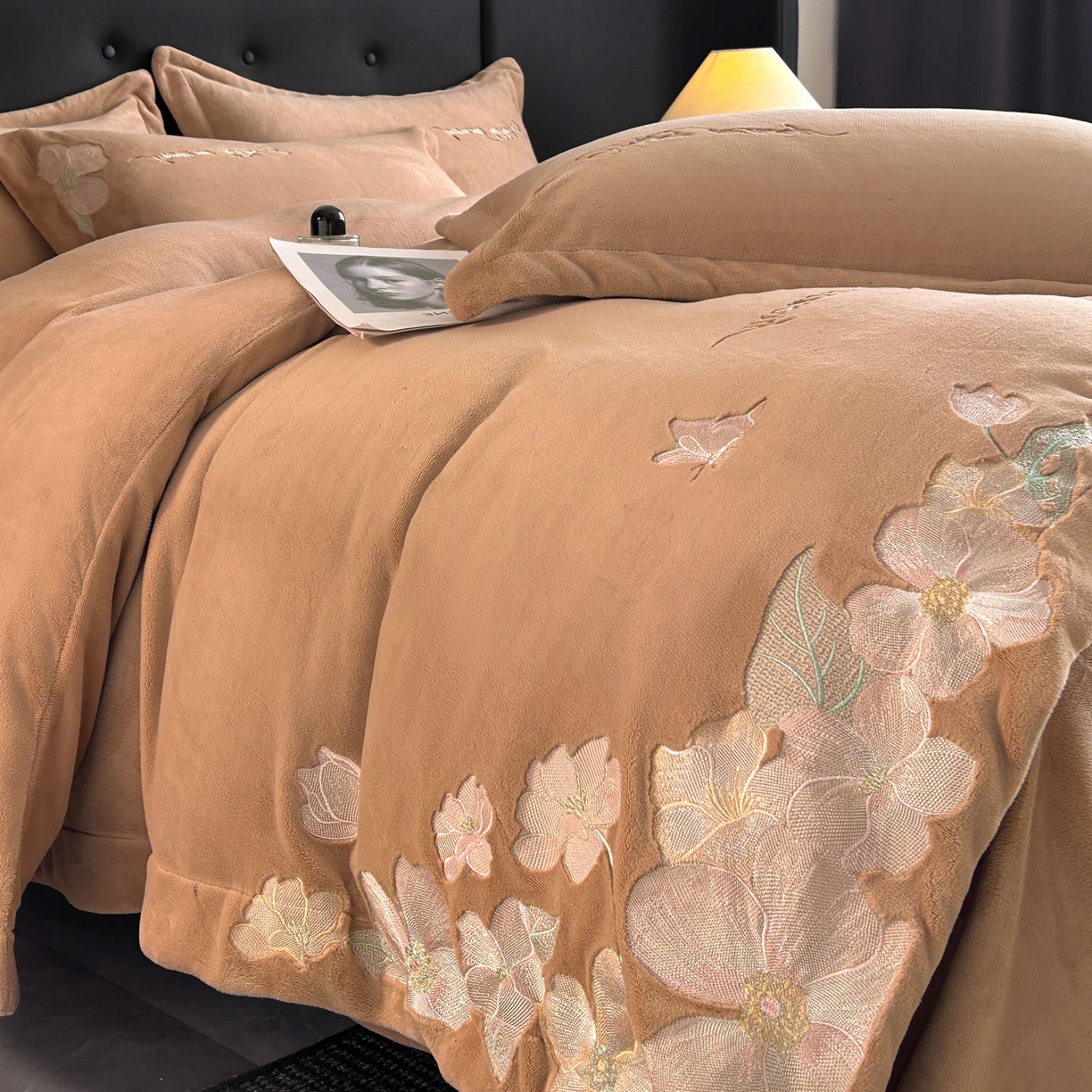 91家纺网 家纺一手货源 找家纺 恋绒家纺 2025新款牛奶绒刺绣四件套-花舞 轻奢咖