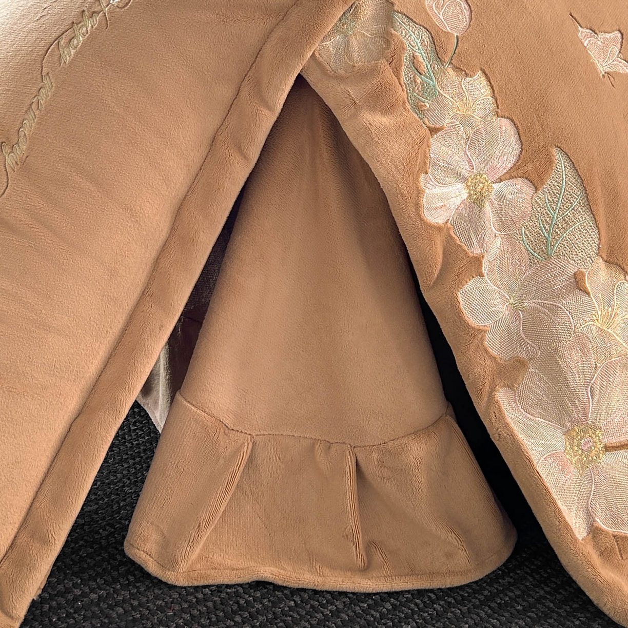 91家纺网 家纺一手货源 找家纺 恋绒家纺 2025新款牛奶绒刺绣四件套-花舞 轻奢咖