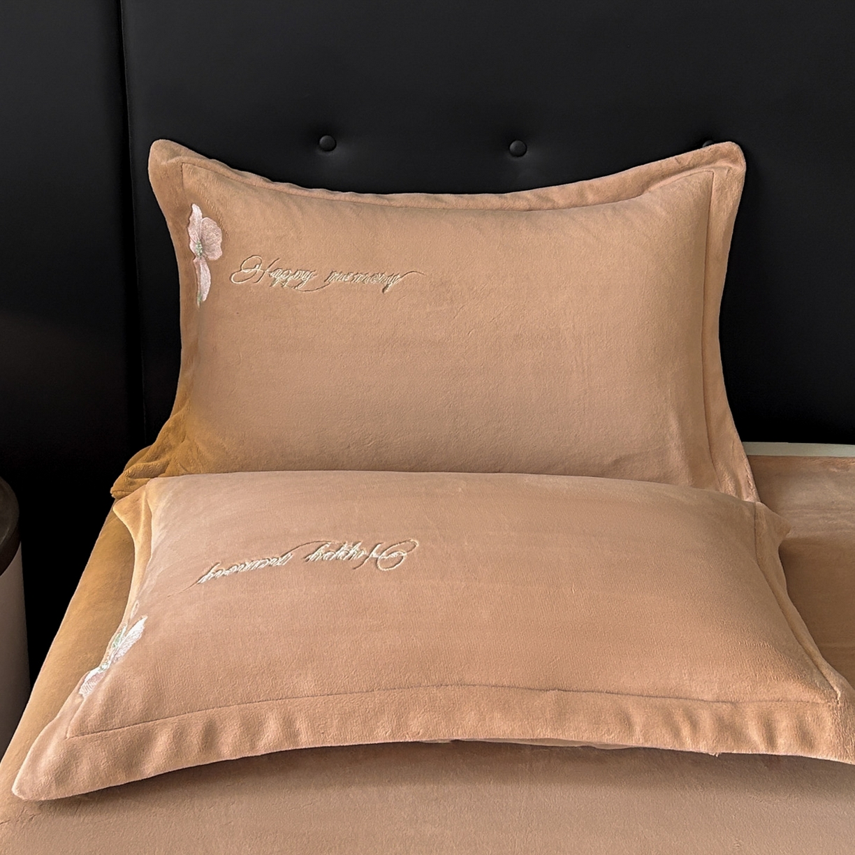 91家纺网 家纺一手货源 找家纺 恋绒家纺 2025新款牛奶绒刺绣四件套-花舞 轻奢咖