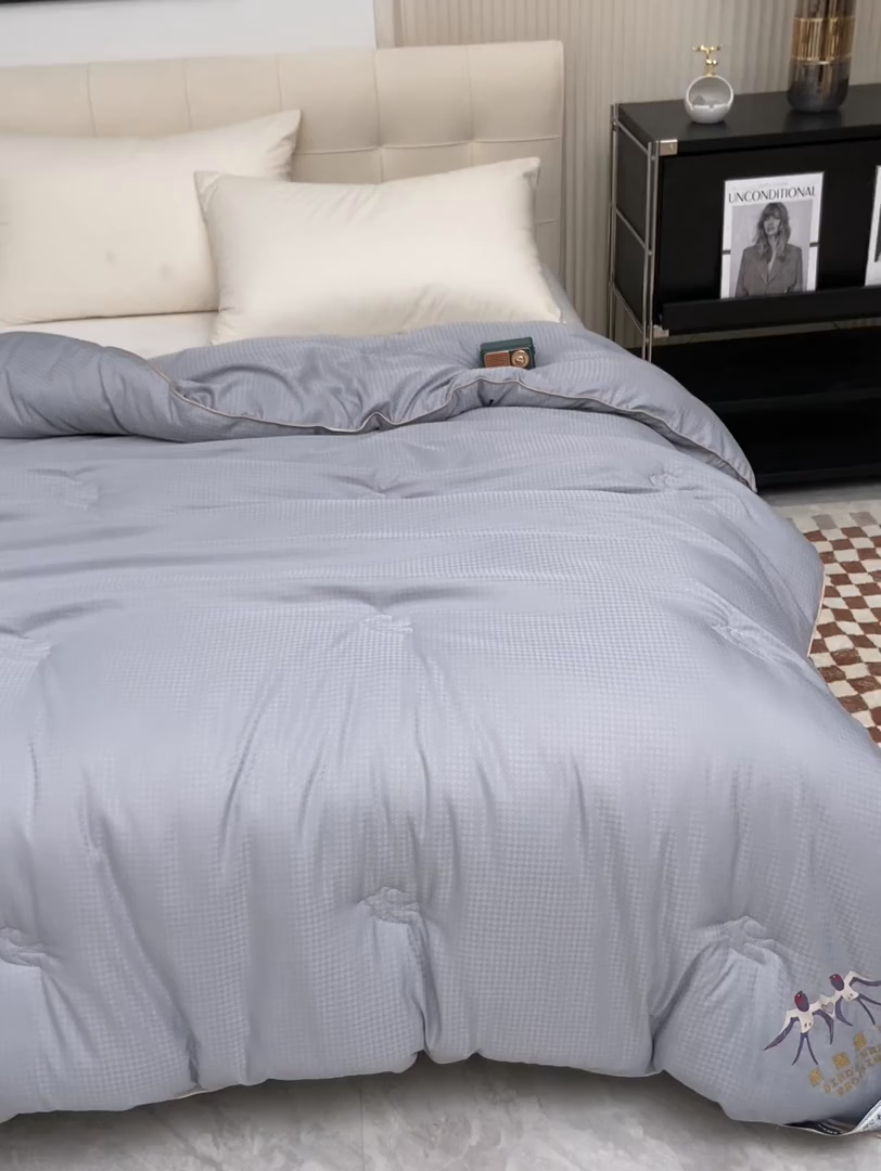 91家纺网 家纺一手货源 找家纺 爱顿家纺 2025新款千鸟格燕窝蛋白温养被冬被芯被子秋冬被 灰色