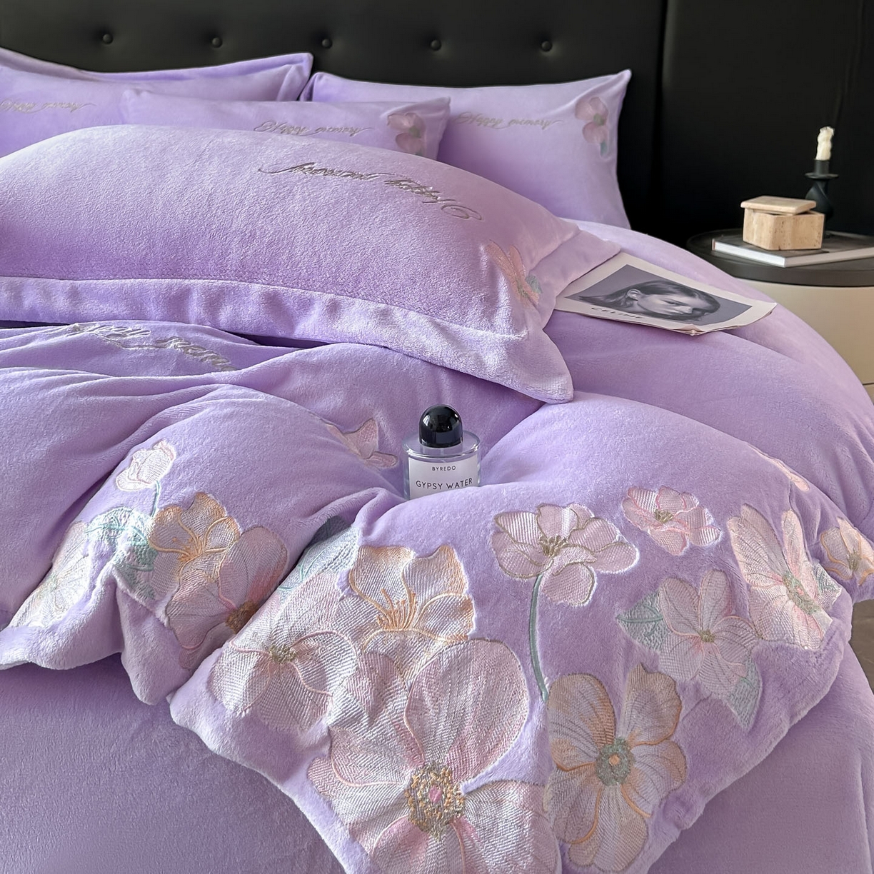 91家纺网 家纺一手货源 找家纺 恋绒家纺 2025新款牛奶绒刺绣四件套-花舞 优雅紫