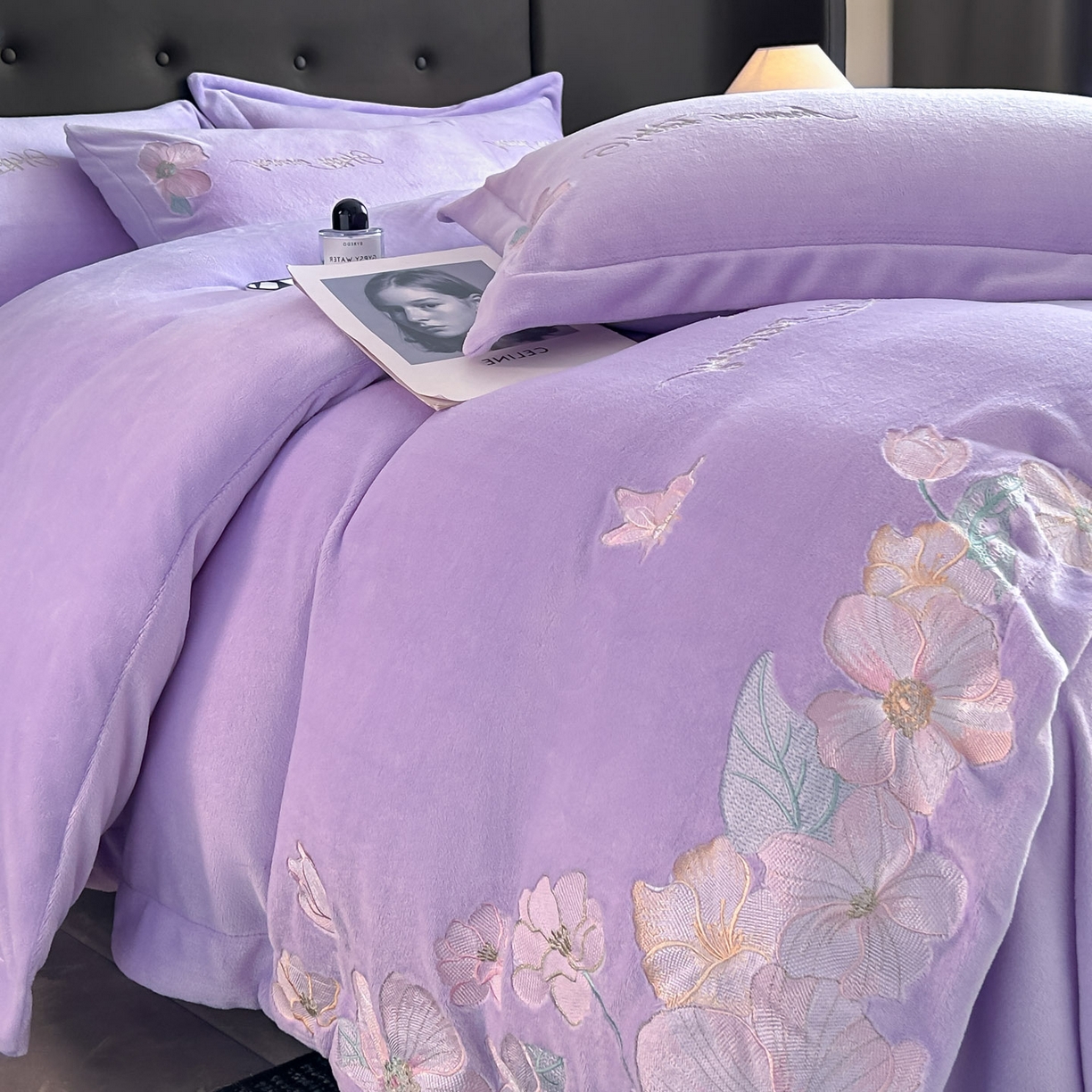 91家纺网 家纺一手货源 找家纺 恋绒家纺 2025新款牛奶绒刺绣四件套-花舞 优雅紫
