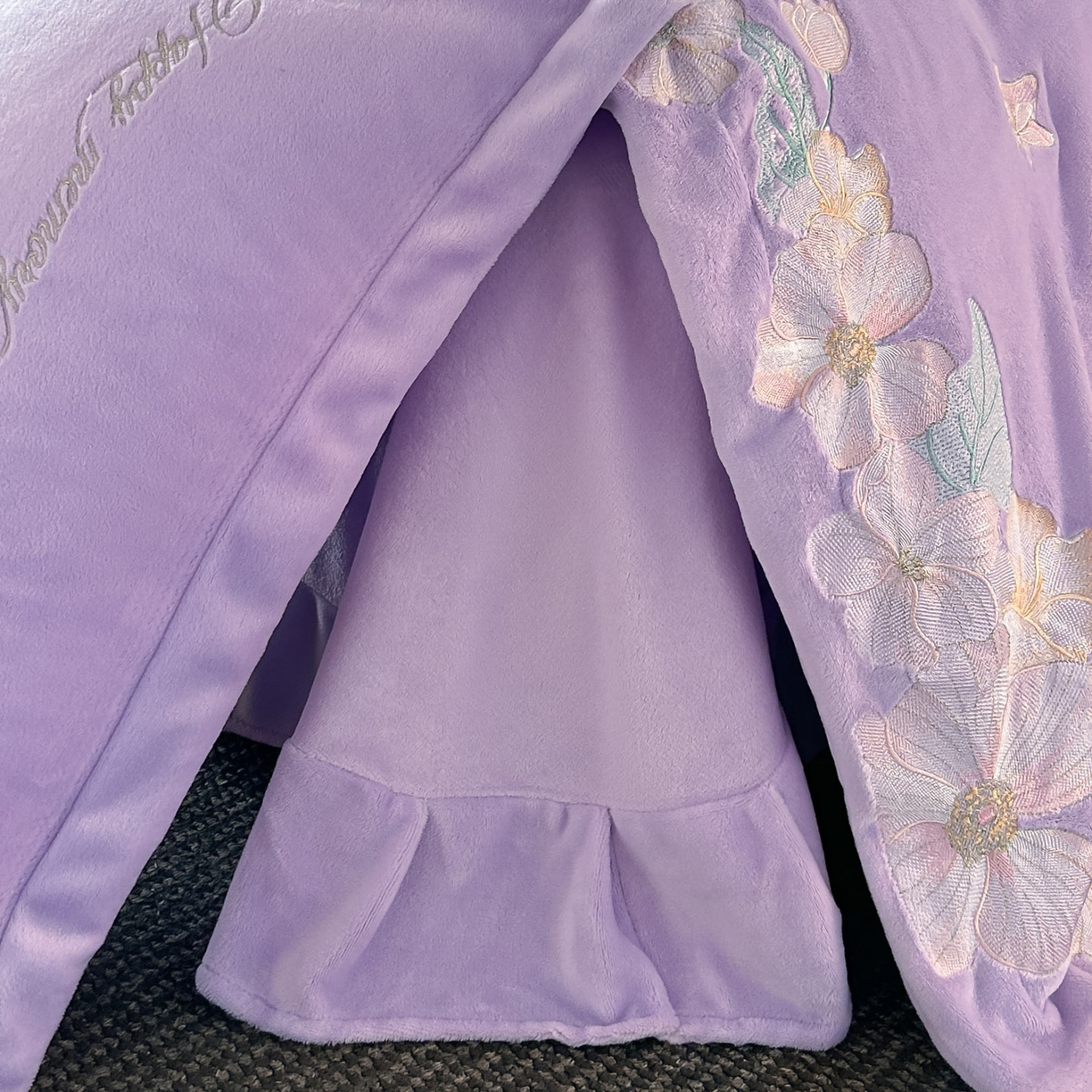 91家纺网 家纺一手货源 找家纺 恋绒家纺 2025新款牛奶绒刺绣四件套-花舞 优雅紫