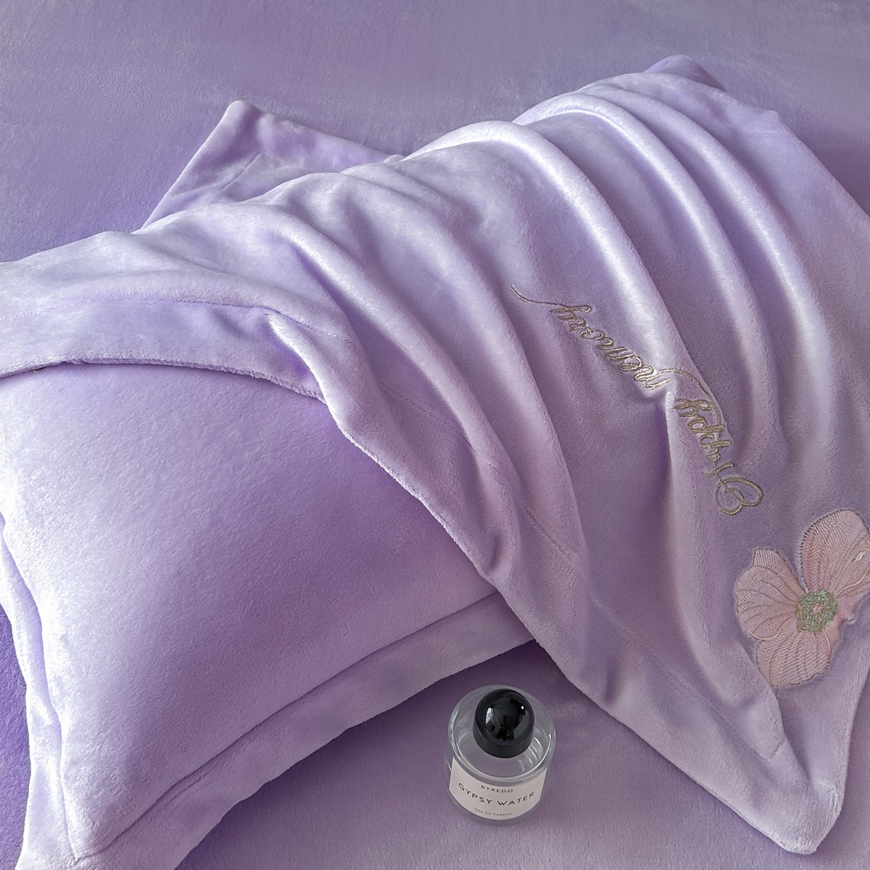 91家纺网 家纺一手货源 找家纺 恋绒家纺 2025新款牛奶绒刺绣四件套-花舞 优雅紫