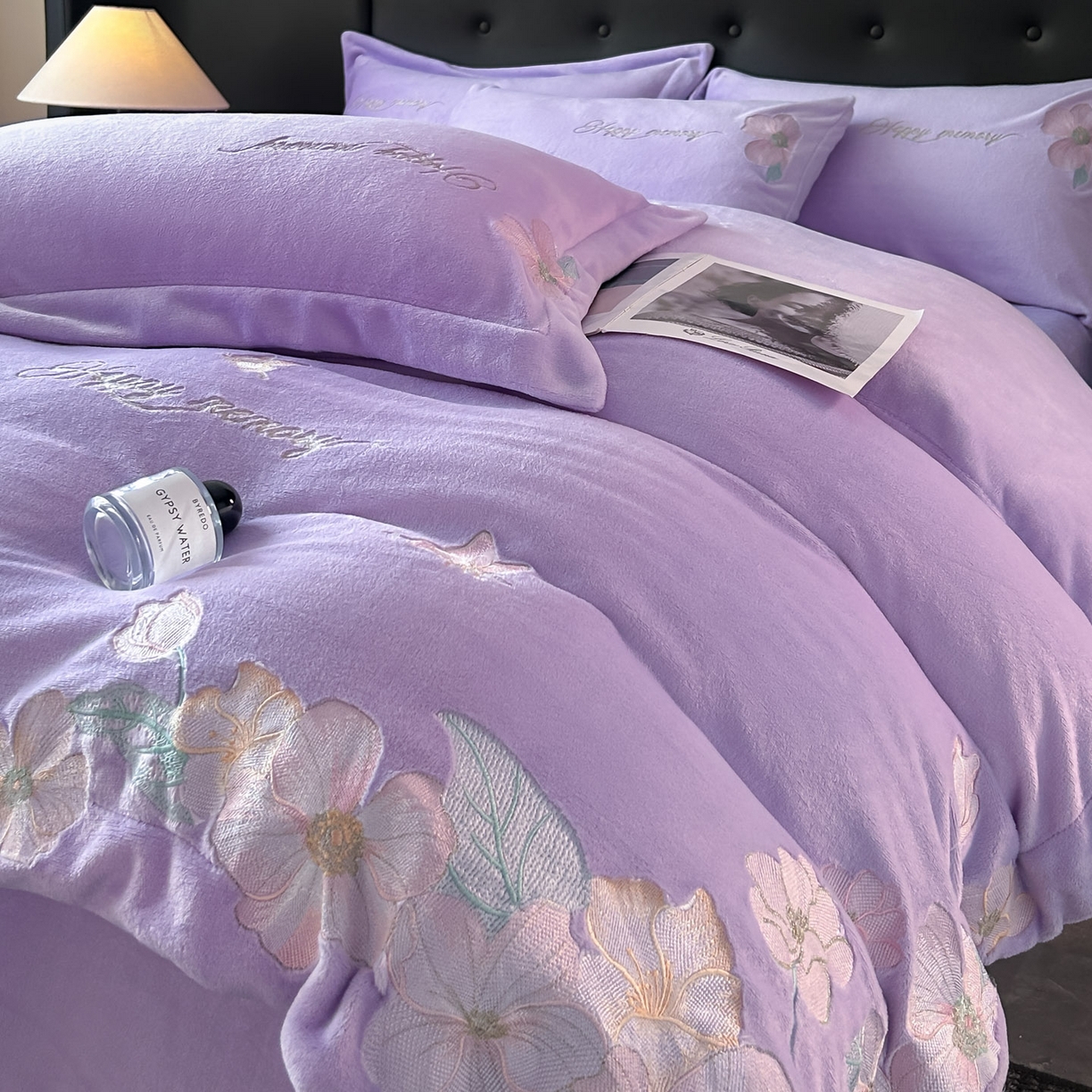 91家纺网 家纺一手货源 找家纺 恋绒家纺 2025新款牛奶绒刺绣四件套-花舞 优雅紫