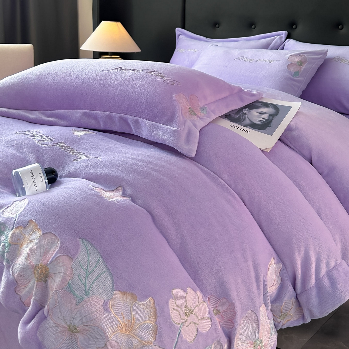 91家纺网 家纺一手货源 找家纺 恋绒家纺 2025新款牛奶绒刺绣四件套-花舞 优雅紫