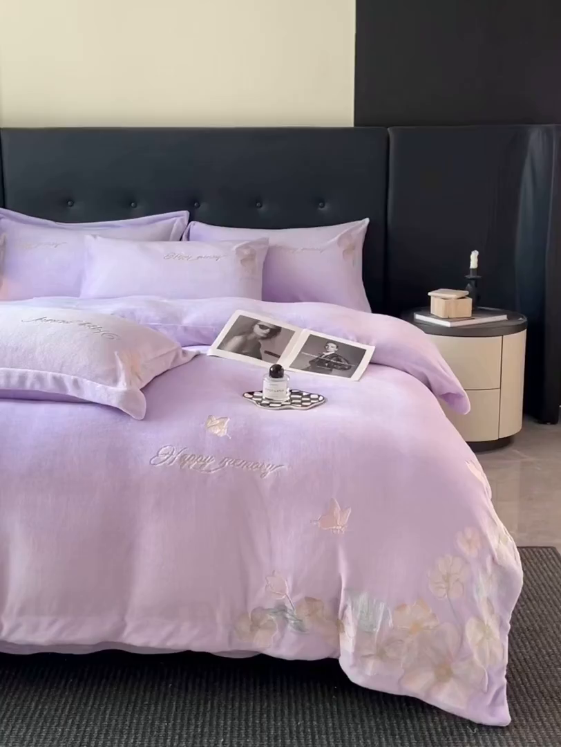 91家纺网 家纺一手货源 找家纺 恋绒家纺 2025新款牛奶绒刺绣四件套-花舞 优雅紫
