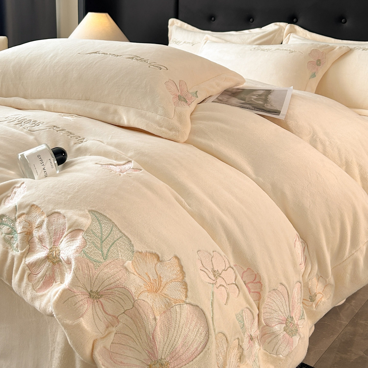 91家纺网 家纺一手货源 找家纺 恋绒家纺 2025新款牛奶绒刺绣四件套-花舞 月牙黄