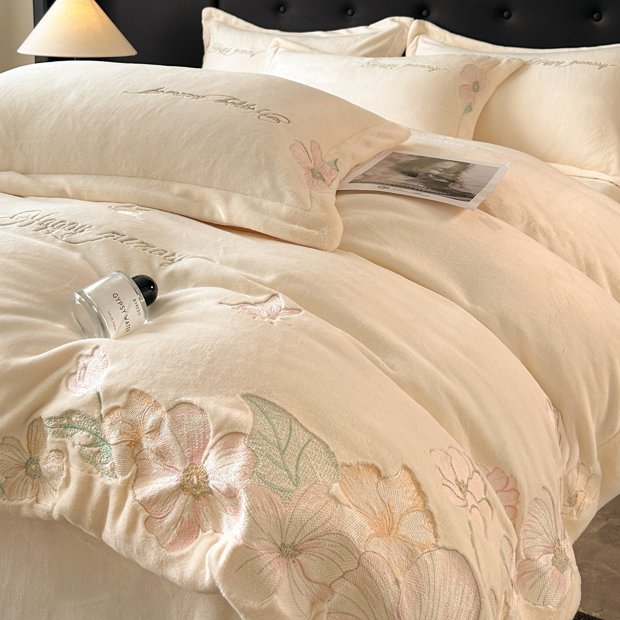 91家纺网 家纺一手货源 找家纺 恋绒家纺 2025新款牛奶绒刺绣四件套-花舞 月牙黄