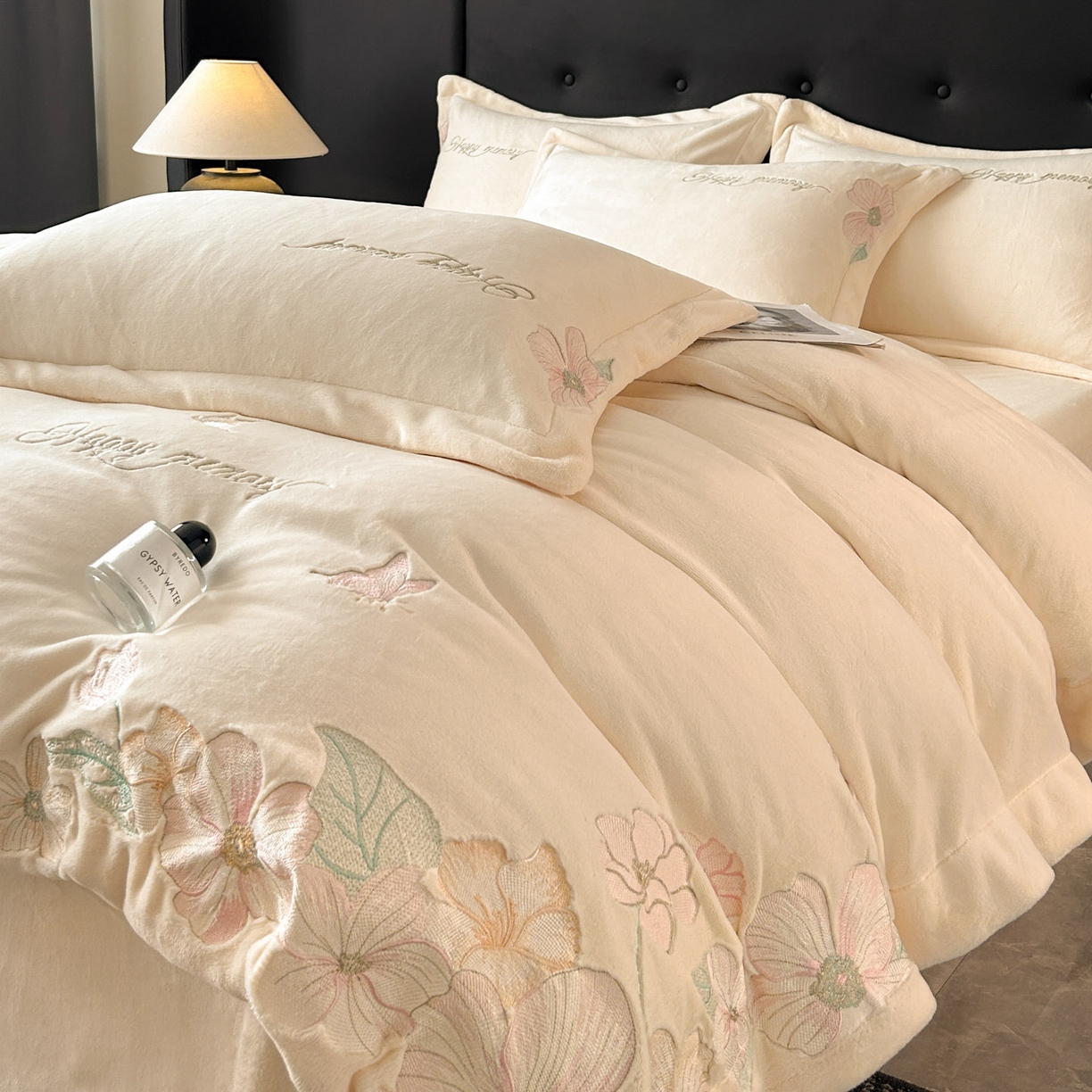 91家纺网 家纺一手货源 找家纺 恋绒家纺 2025新款牛奶绒刺绣四件套-花舞 月牙黄