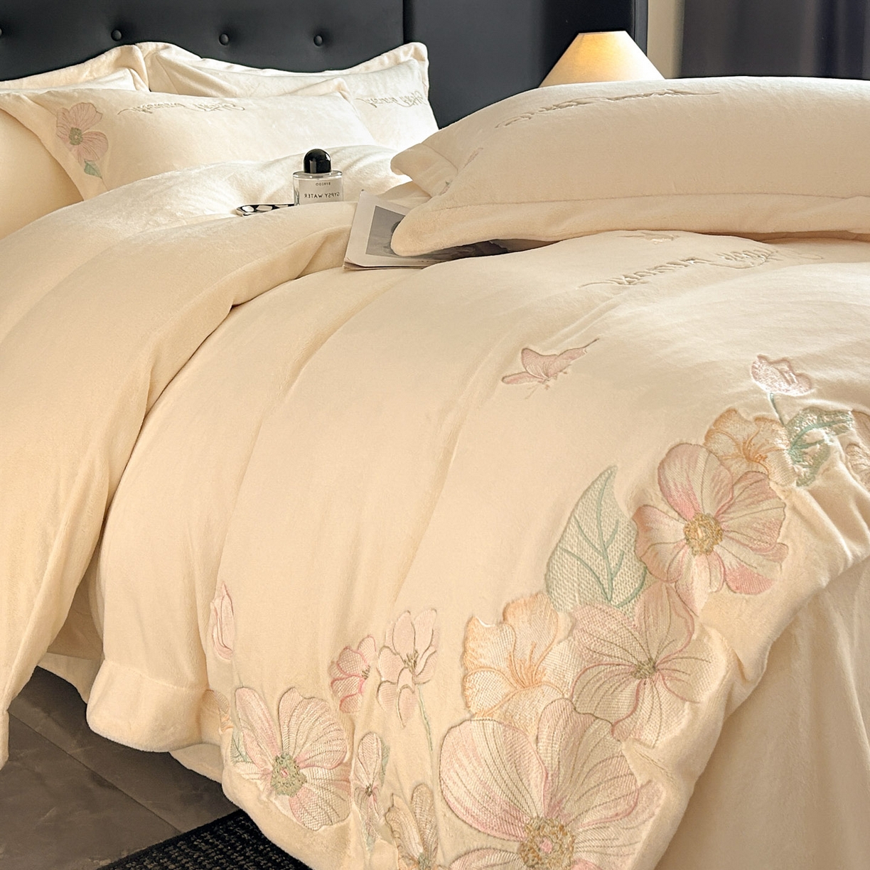 91家纺网 家纺一手货源 找家纺 恋绒家纺 2025新款牛奶绒刺绣四件套-花舞 月牙黄