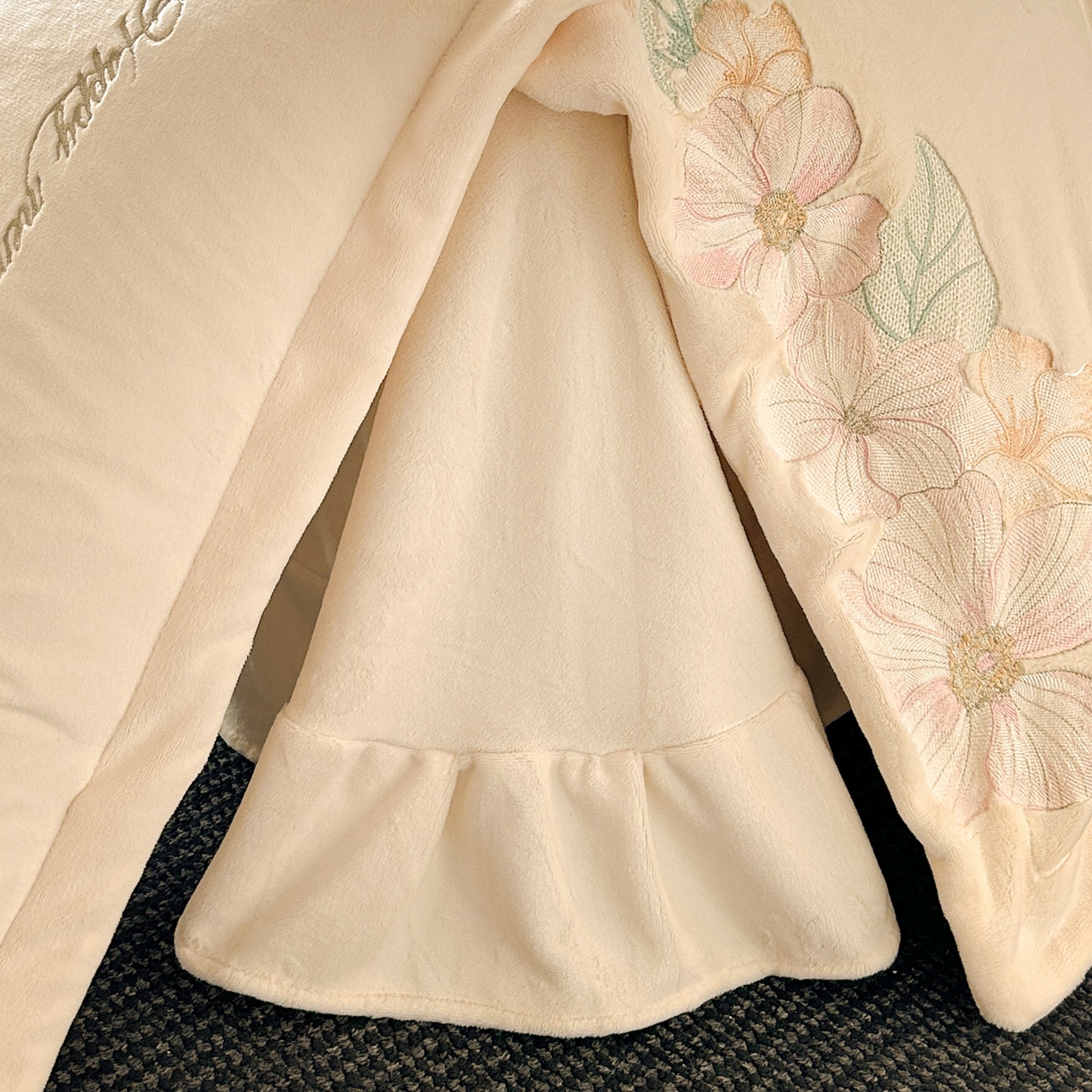 91家纺网 家纺一手货源 找家纺 恋绒家纺 2025新款牛奶绒刺绣四件套-花舞 月牙黄