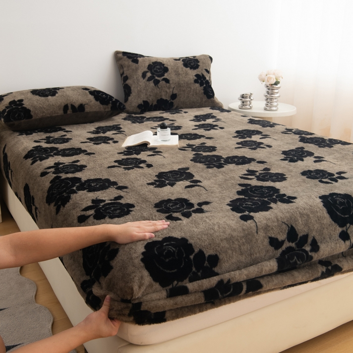 91家纺网 家纺一手货源 找家纺 九花鹿 2025新款A类加厚兔毛绒单床笠床褥子床护垫 绽放