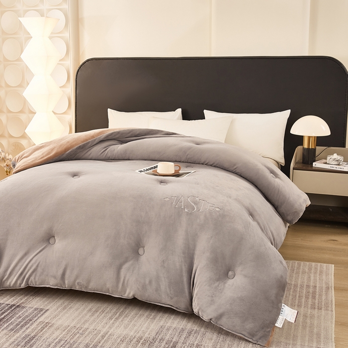 91家纺网 家纺一手货源 找家纺 雅蔓依家纺 2025新款绣花双面加厚牛奶绒冬被被子被芯 灰咖