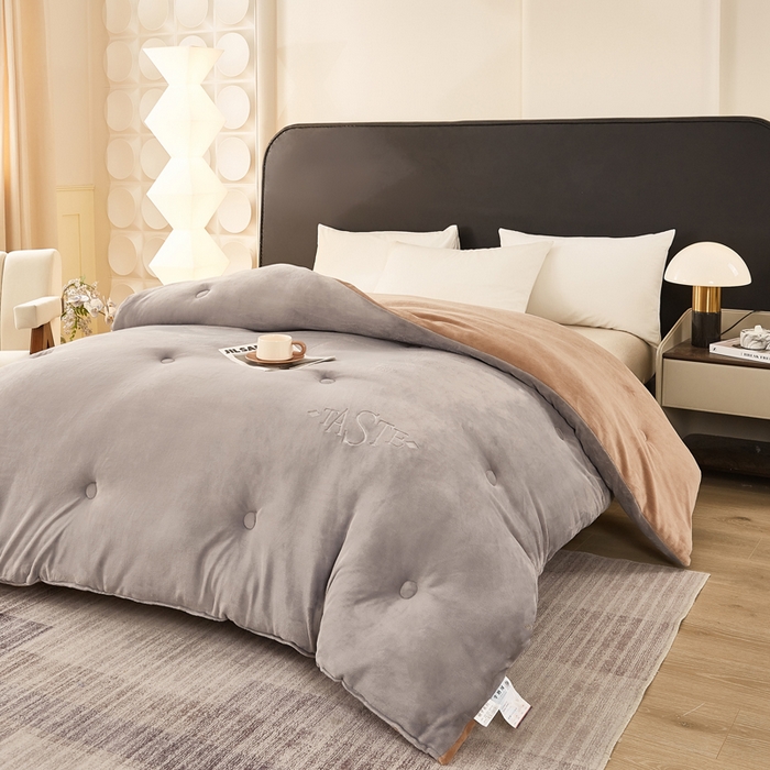 91家纺网 家纺一手货源 找家纺 雅蔓依家纺 2025新款绣花双面加厚牛奶绒冬被被子被芯 灰咖