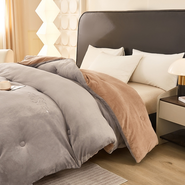 91家纺网 家纺一手货源 找家纺 雅蔓依家纺 2025新款绣花双面加厚牛奶绒冬被被子被芯 灰咖