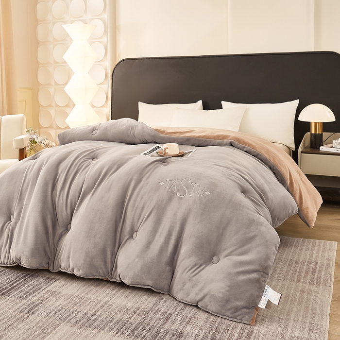 91家纺网 家纺一手货源 找家纺 雅蔓依家纺 2025新款绣花双面加厚牛奶绒冬被被子被芯 灰咖