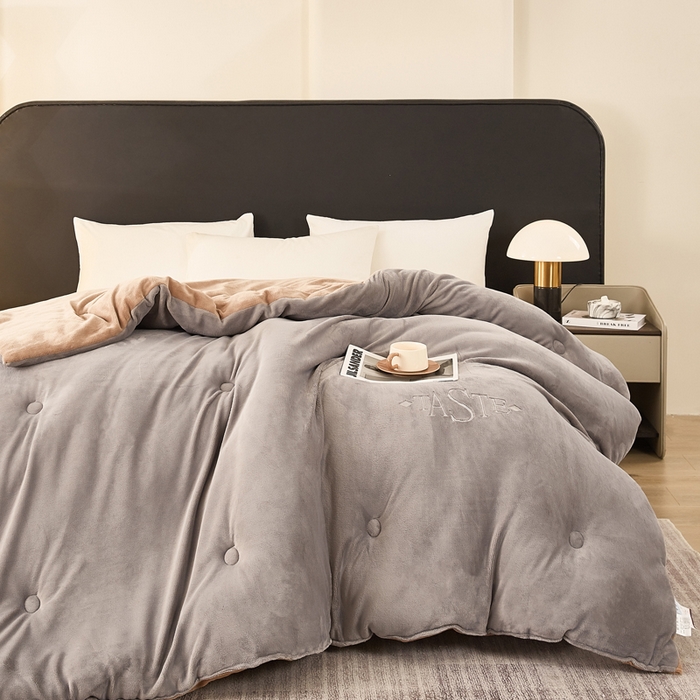 91家纺网 家纺一手货源 找家纺 雅蔓依家纺 2025新款绣花双面加厚牛奶绒冬被被子被芯 灰咖