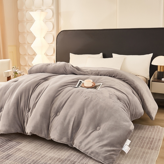 91家纺网 家纺一手货源 找家纺 雅蔓依家纺 2025新款绣花双面加厚牛奶绒冬被被子被芯 灰色