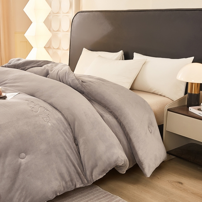 91家纺网 家纺一手货源 找家纺 雅蔓依家纺 2025新款绣花双面加厚牛奶绒冬被被子被芯 灰色