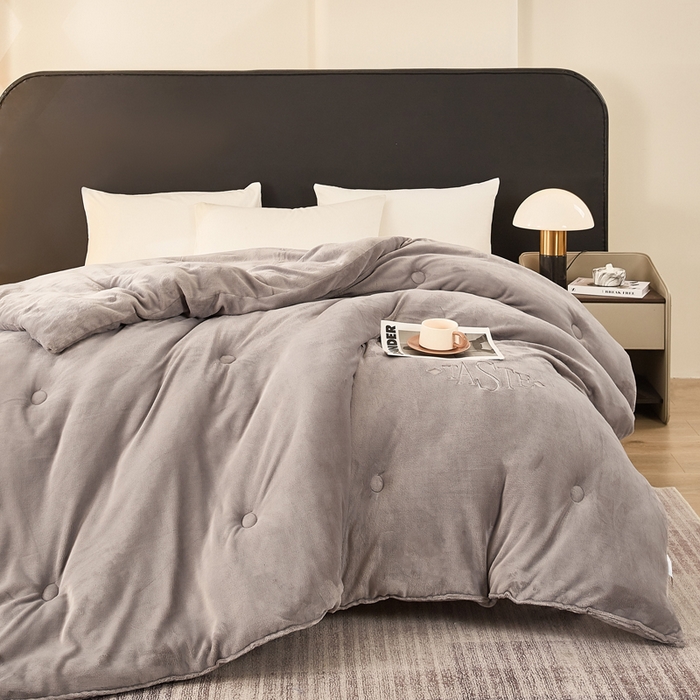 91家纺网 家纺一手货源 找家纺 雅蔓依家纺 2025新款绣花双面加厚牛奶绒冬被被子被芯 灰色