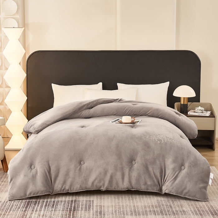 91家纺网 家纺一手货源 找家纺 雅蔓依家纺 2025新款绣花双面加厚牛奶绒冬被被子被芯 灰色