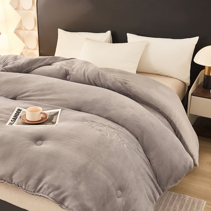 91家纺网 家纺一手货源 找家纺 雅蔓依家纺 2025新款绣花双面加厚牛奶绒冬被被子被芯 灰色