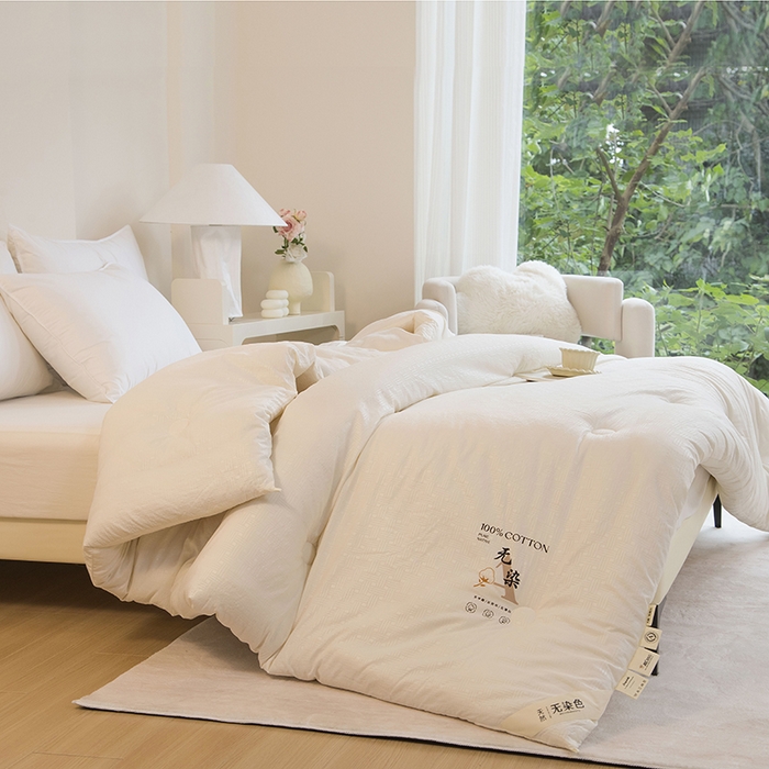 91家纺网 家纺一手货源 找家纺 爱顿家纺 2025新款全棉面料缎条无染大豆被子被芯冬被 米白