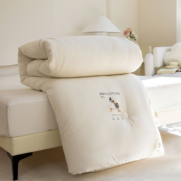 91家纺网 家纺一手货源 找家纺 爱顿家纺 2025新款全棉面料缎条无染大豆被子被芯冬被 米白