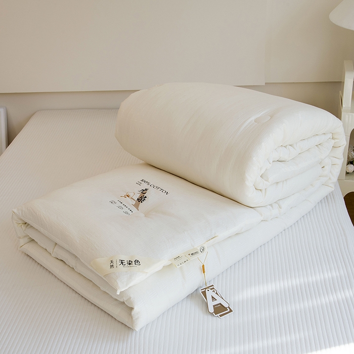 91家纺网 家纺一手货源 找家纺 爱顿家纺 2025新款全棉面料缎条无染大豆被子被芯冬被 米白