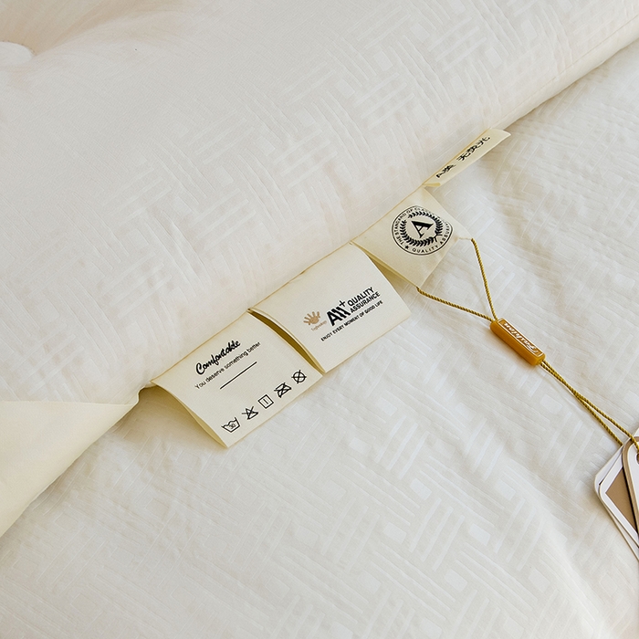 91家纺网 家纺一手货源 找家纺 爱顿家纺 2025新款全棉面料缎条无染大豆被子被芯冬被 米白