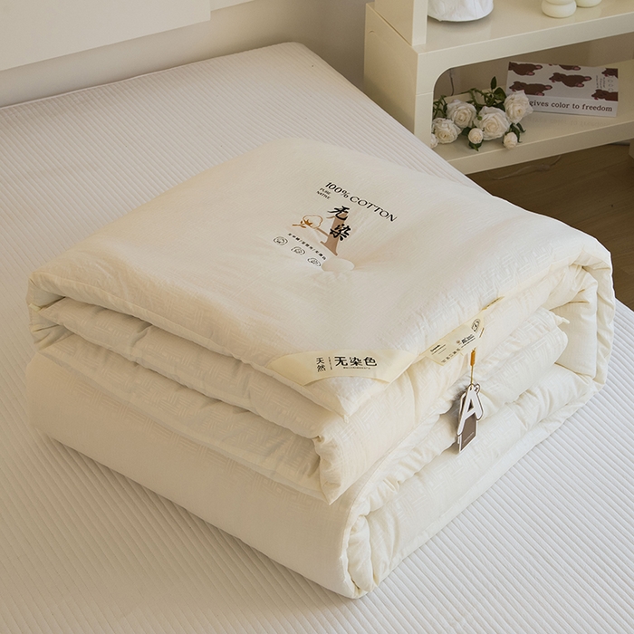 91家纺网 家纺一手货源 找家纺 爱顿家纺 2025新款全棉面料缎条无染大豆被子被芯冬被 米白