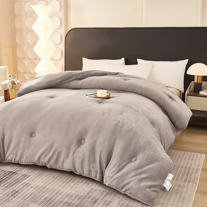 91家纺网 家纺一手货源 找家纺 雅蔓依家纺 2025新款绣花双面加厚牛奶绒冬被被子被芯 灰色