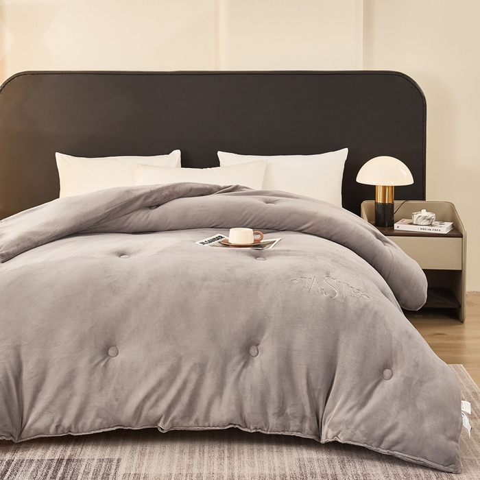 91家纺网 家纺一手货源 找家纺 雅蔓依家纺 2025新款绣花双面加厚牛奶绒冬被被子被芯 灰色