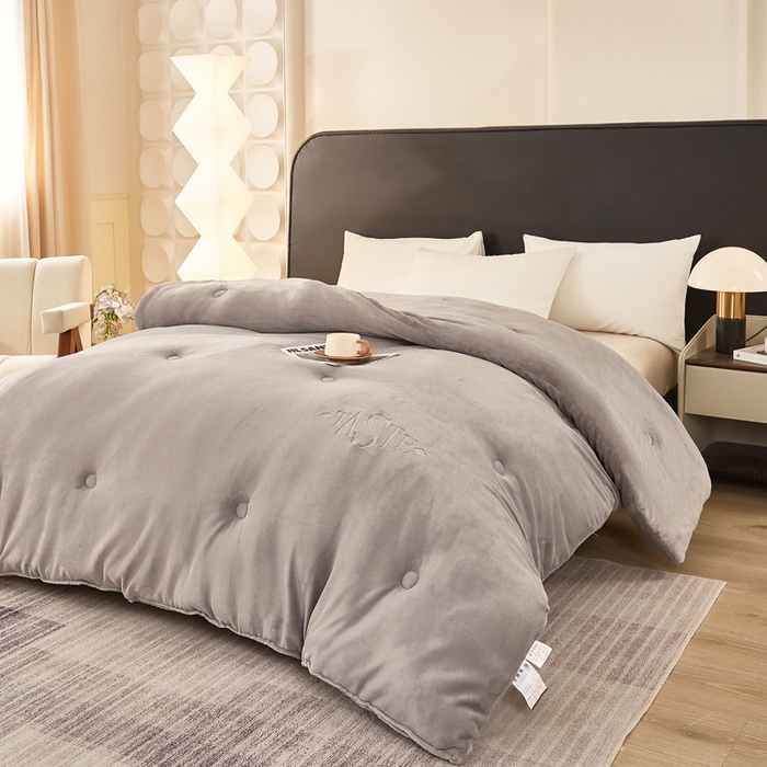 91家纺网 家纺一手货源 找家纺 雅蔓依家纺 2025新款绣花双面加厚牛奶绒冬被被子被芯 灰色