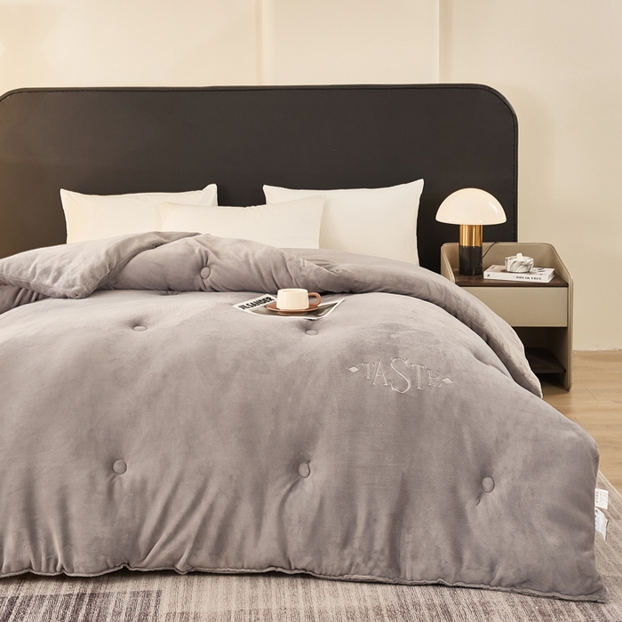 91家纺网 家纺一手货源 找家纺 雅蔓依家纺 2025新款绣花双面加厚牛奶绒冬被被子被芯 灰色