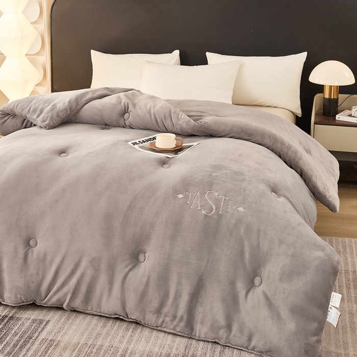 91家纺网 家纺一手货源 找家纺 雅蔓依家纺 2025新款绣花双面加厚牛奶绒冬被被子被芯 灰色