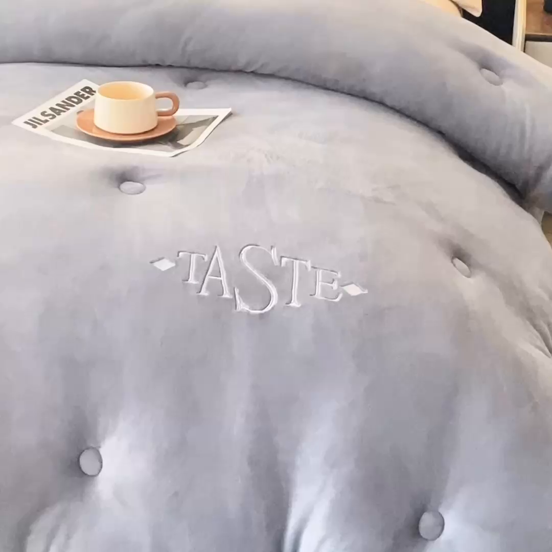 91家纺网 家纺一手货源 找家纺 雅蔓依家纺 2025新款绣花双面加厚牛奶绒冬被被子被芯 灰色